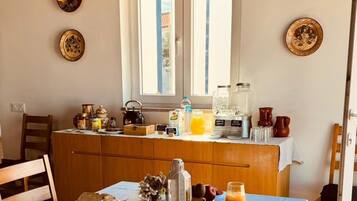 Tägliches inbegriffenes kontinentales Frühstück