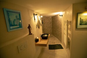 Douche, articles de toilette gratuits, sèche-cheveux, peignoirs