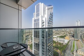 Outdoor dining - Minutes from Dubai Marina with Easy Access to Main Road (Dubai)