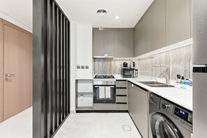 Fridge, microwave, oven, stovetop - Minutes from Dubai Marina with Easy Access to Main Road (Dubai)