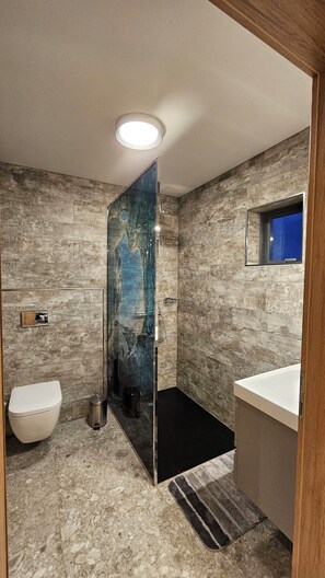 Comfort Studio, Kitchen, Mountain View (One) | Bathroom | Shower, free toiletries, hair dryer, bathrobes