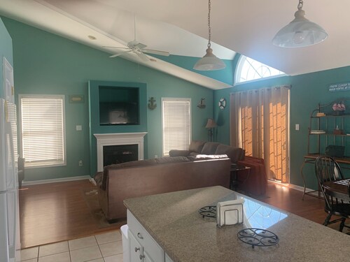 Spacious 4 Bedroom 2 Bath Top Floor unit 4 minute walk to the free beach