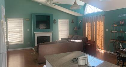 Spacious 4 Bedroom 2 Bath Top Floor unit 4 minute walk to the free beach
