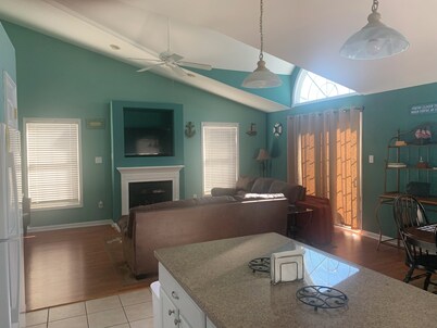 Spacious 4 Bedroom 2 Bath Top Floor unit 4 minute walk to the free beach