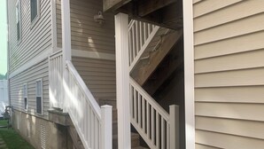 Ein Wohnhaus mit einer Holztreppe und einer Veranda.