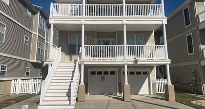 Spacious 4 Bedroom 2 Bath First Floor unit in the South End of Wildwood