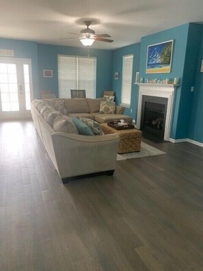 Living area - Spacious 4 Bedroom 2 Bath First Floor unit in the South End of Wildwood (Wildwood)