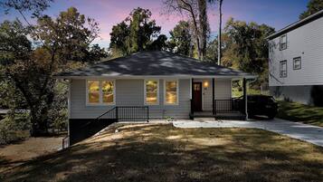 House, 5 Bedrooms | Exterior