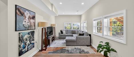 House, 5 Bedrooms | Living area | Smart TV