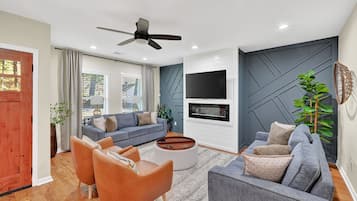 House, 5 Bedrooms | Living area