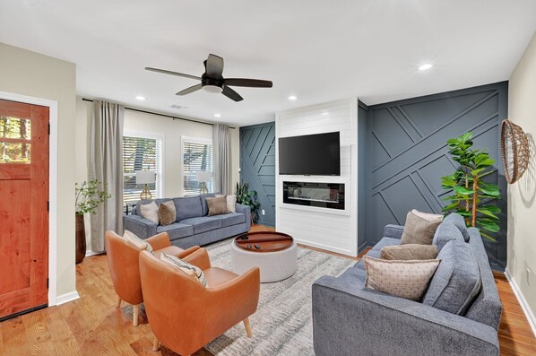 House, 5 Bedrooms | Living area