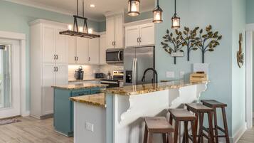 House, 4 Bedrooms | Private kitchen | Fridge, oven