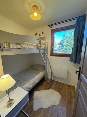 2 bedrooms, iron/ironing board, bed sheets