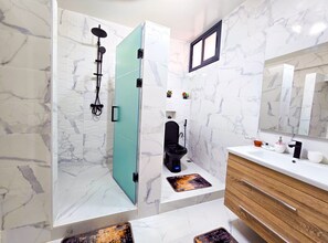 Regadera, secadora de cabello, toallas, jabón 