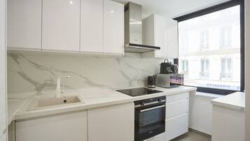 Réfrigérateur, micro-ondes, four, plaque de cuisson