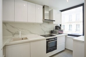 Réfrigérateur, micro-ondes, four, plaque de cuisson