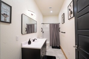 Dusch, hårtork, handdukar och tvål