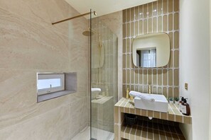 Shower, hair dryer, towels - Incredible AC Apartment 3 bedrooms Center of Paris (Paris)