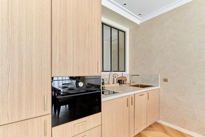 Kühlschrank, Mikrowelle, Ofen, Herdplatte