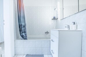 Suihku, hiustenkuivaaja, pyyhkeet, saippua