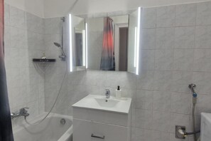 Dusche, Haartrockner, Handtücher, Seife