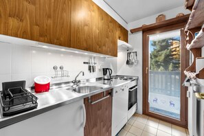 Refrigerador, horno, lavavajillas y utensilios de cocina 
