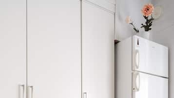 Appartamento Standard, vista cortile | Cucina privata | Frigorifero con congelatore, microonde, forno, piano cottura