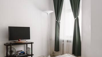 Apartamento standard, vista para o pátio | Vista do quarto