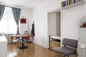 Apartamento standard, vista para o pátio | Sala de jantar
