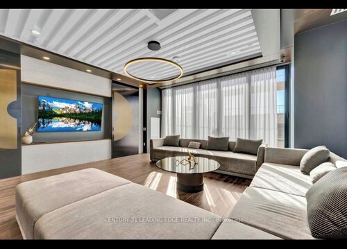 Toronto Lakeview 2.5 bedroom condo only 12 minutes from the airport