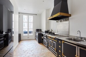 Fridge, microwave, stovetop, dishwasher - Sublime 3 bedroom flat Palais Royal Bourse (Paris)