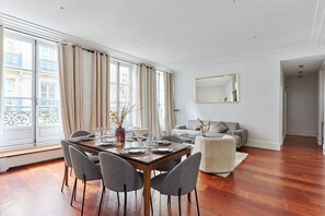 Dining - Sublime 3 bedroom flat Palais Royal Bourse (Paris)