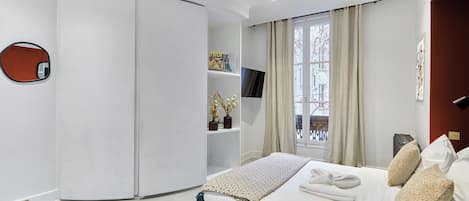 3 habitaciones, escritorio, tabla de planchar con plancha y wifi gratis