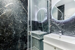 Shower, hair dryer, towels - Sublime 3 bedroom flat Palais Royal Bourse (Paris)