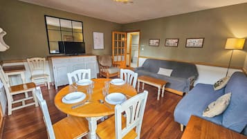 Eenvoudig appartement | Woonruimte | Televisie