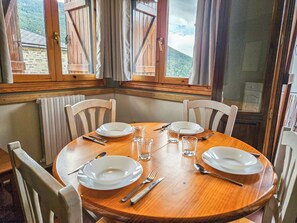 Basic Apartment | Living area | TV