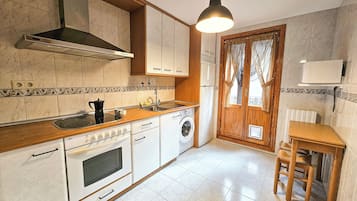 Căn hộ cơ bản | Bếp riêng | Tủ lạnh, lò vi sóng, lò nướng, bếp nấu