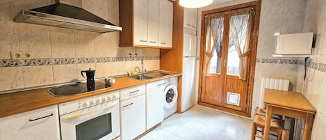 Leilighet – basic | Eget kjøkken | Kjøleskap, mikrobølgeovn, ovn og kokeplater