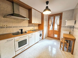 Basic Apartment | Private kitchen | Fridge, microwave, oven, stovetop - Apartamentos Casa Boira 3000 (Biescas)