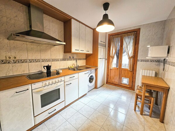 Basic Apartment | Private kitchen | Fridge, microwave, oven, stovetop