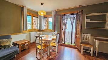 Apartamento básico | Zona de estar | Una televisión