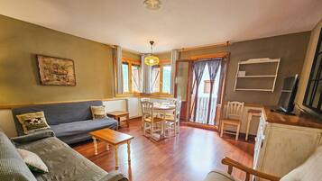 Eenvoudig appartement | Woonruimte | Een televisie