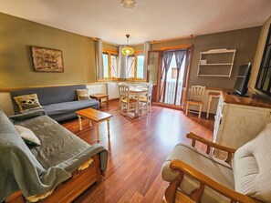 Basic Apartment | Living area | TV - Apartamentos Casa Boira 3000 (Biescas)