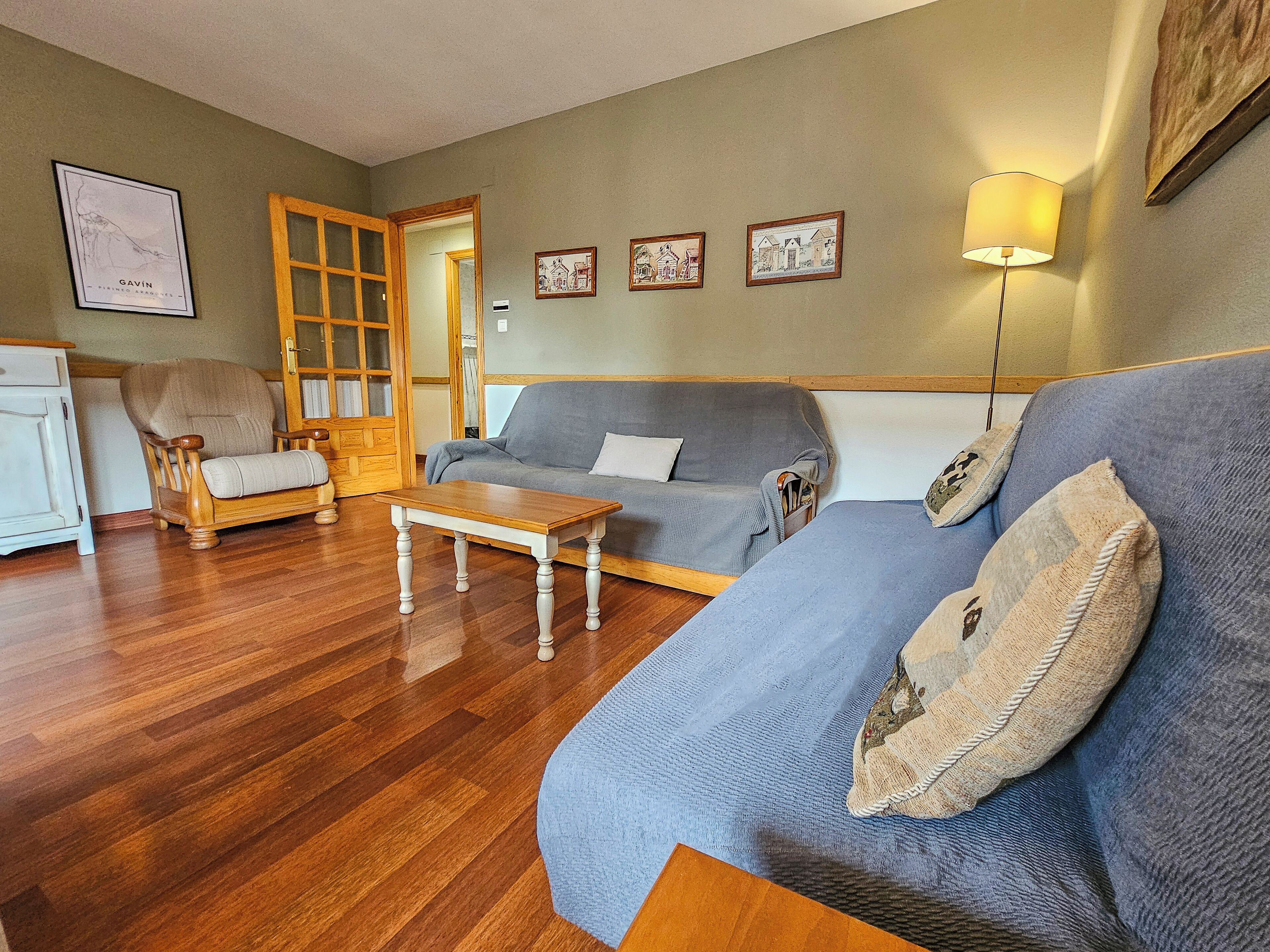 Eenvoudig appartement | Woonruimte | Een televisie