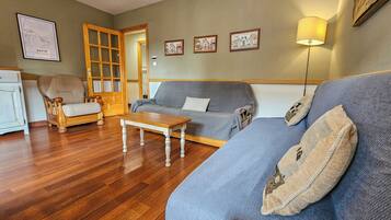 Eenvoudig appartement | Woonruimte | Een televisie