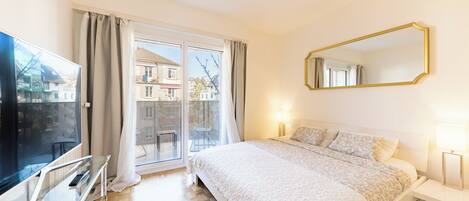 THE STYLISH MINIMALIST LAKEFRONT | Premium bedding, individually furnished, desk, laptop workspace