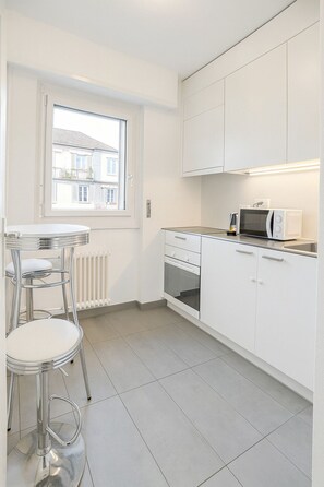 THE CLASSY MINIMALIST LAKEFRONT | Private kitchen | Mini-fridge, microwave, stovetop, espresso maker - Swiss Flat Rental (Lausanne)