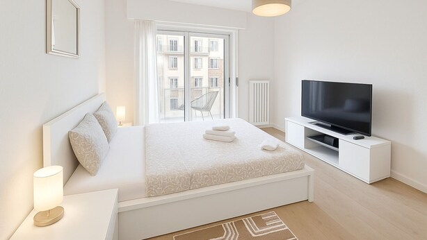 Une chambre moderne avec un grand lit, une télévision et un balcon offrant une vue sur les immeubles.