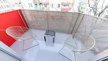 THE STYLISH MINIMALIST LAKEFRONT | Balcony