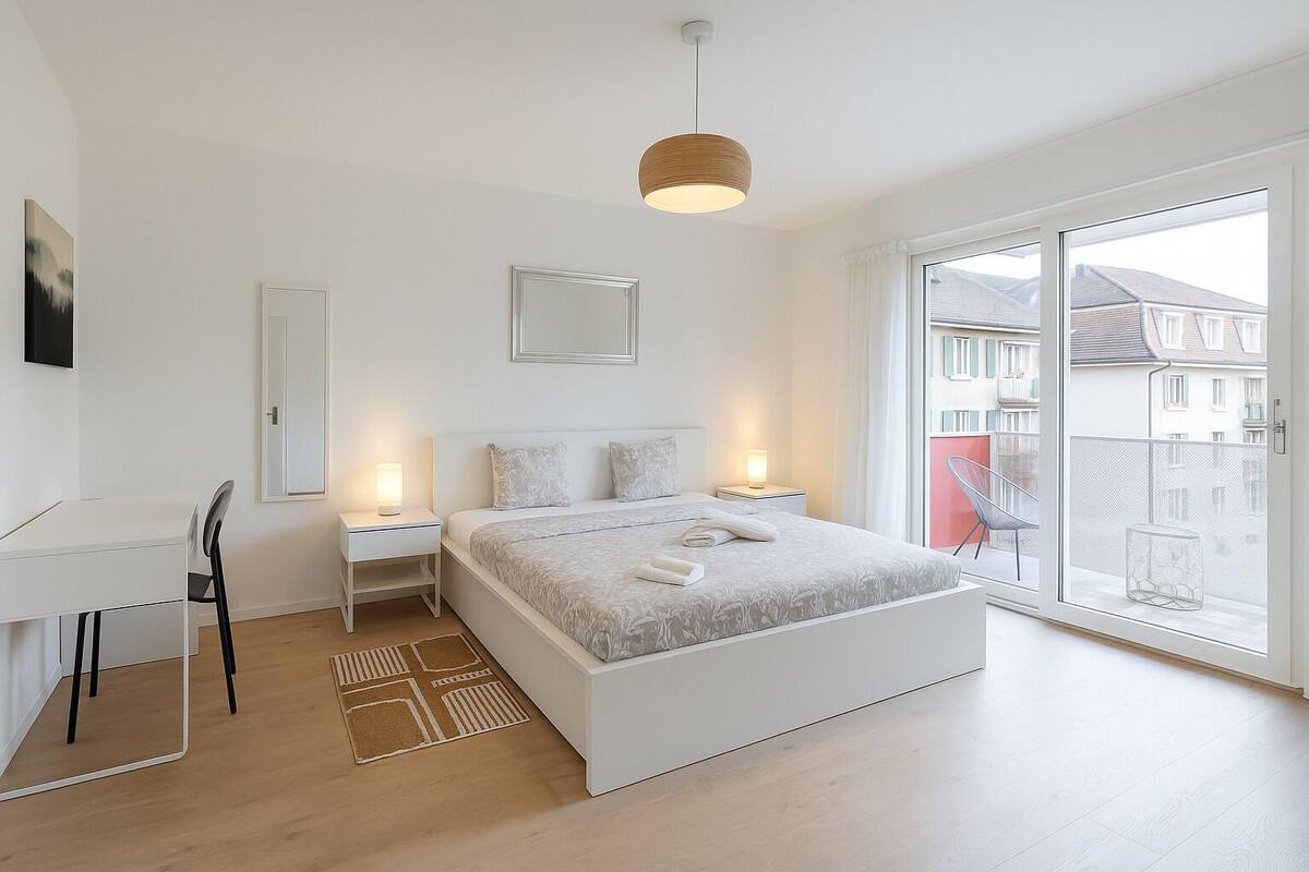 Ropa de cama de alta calidad, muebles diferentes y escritorio